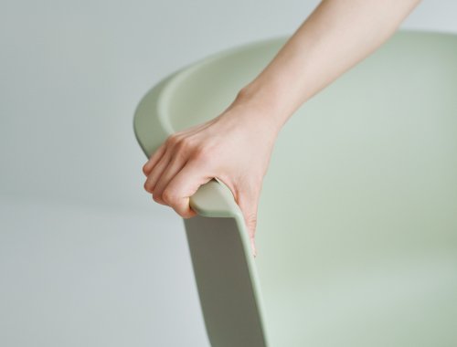 扱いやすさにこだわった背部分のハンドル