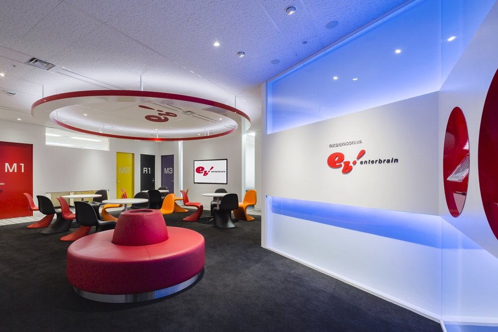 コーポレートカラーを取り入れたエントランス(納入事例:カドカワドワンゴ)