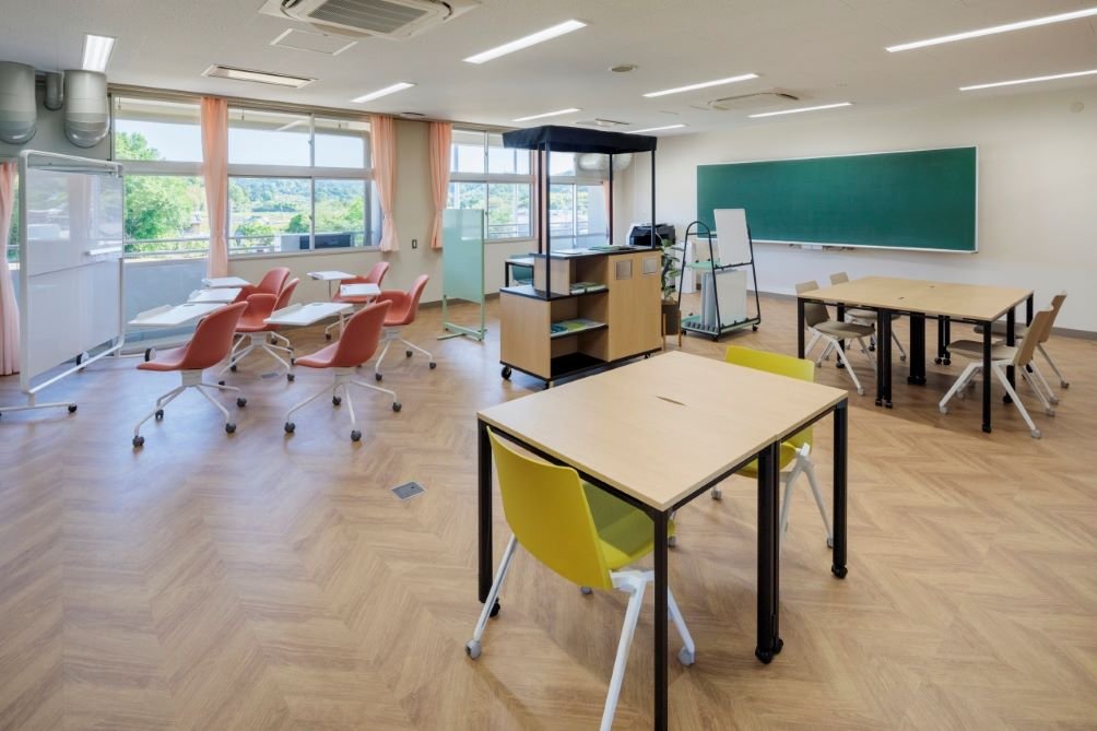 【君津市 清和地域拠点複合施設おらがわ内   官民共創スペースせいわべーす】せいわべーす（グループワーク用）