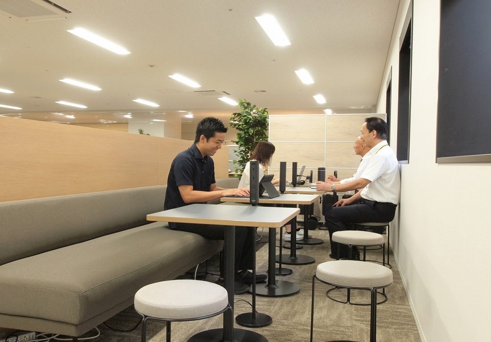 【枚方市 市駅前行政サービスフロア】5階執務室