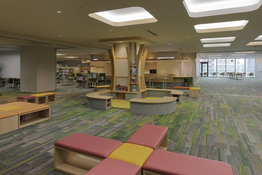 【枚方市 市駅前行政サービスフロア】図書館・生涯学習施設ロビー