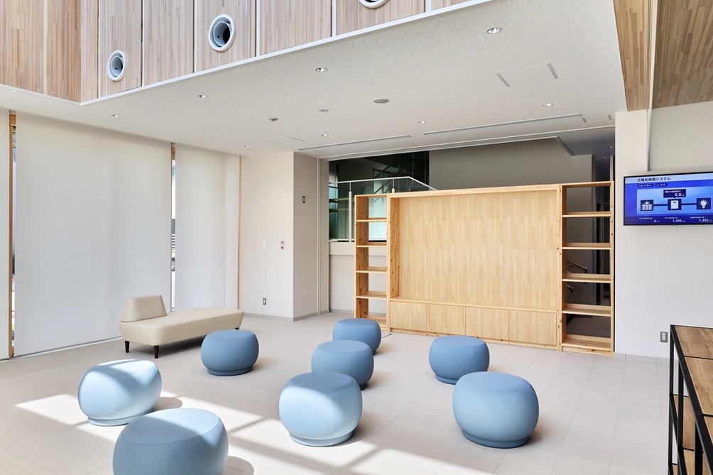 【京丹後市役所 峰山庁舎2号館】1階 待合（まちの情報コーナー）