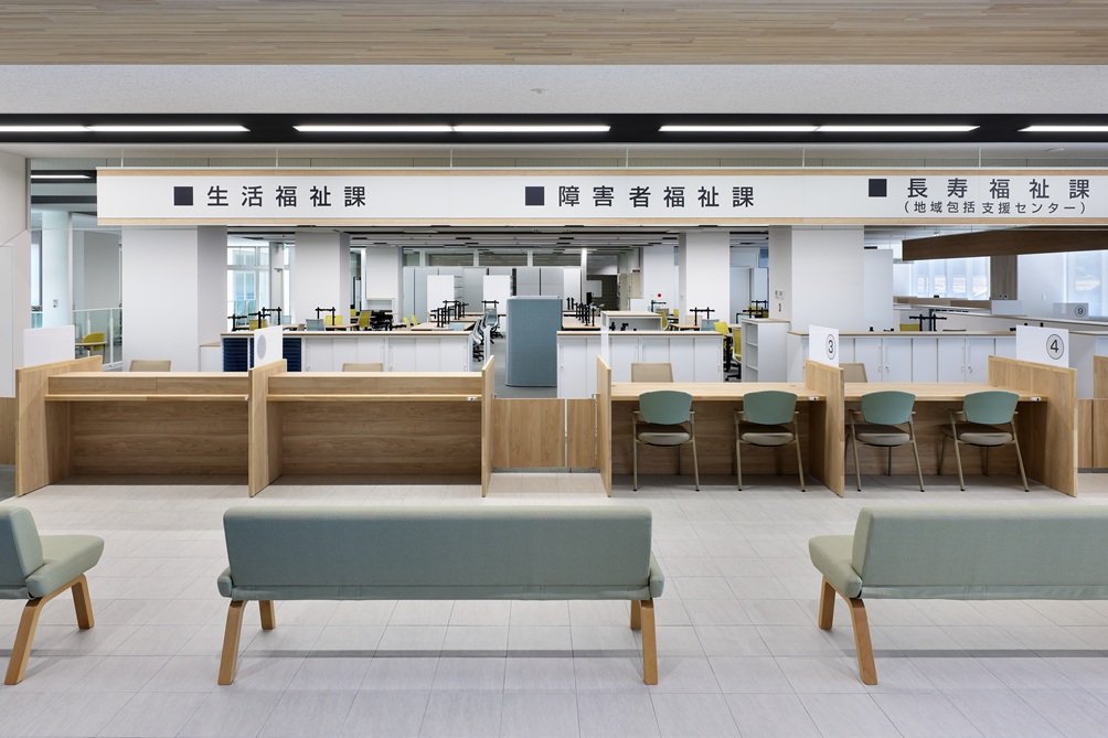 【京丹後市役所 峰山庁舎2号館】2階 窓口