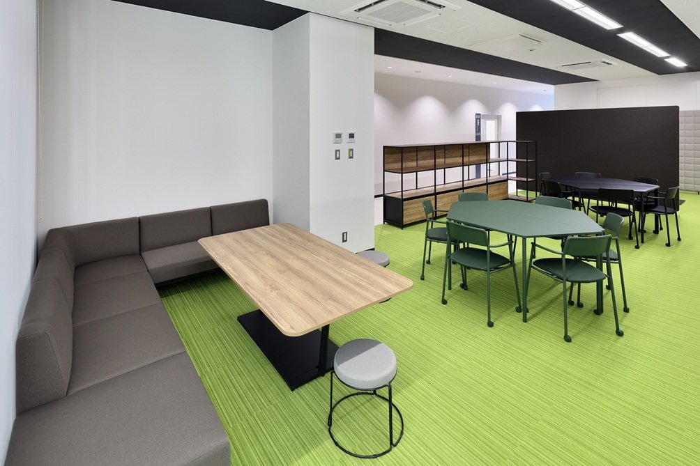 【京丹後市役所 峰山庁舎2号館】2階 職員コラボラウンジ