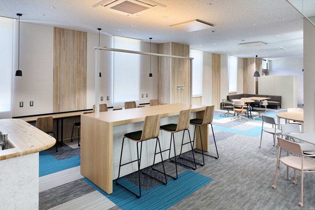 【京丹後市役所 峰山庁舎2号館】1階 職員ワークラウンジ