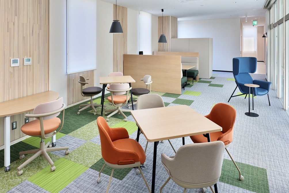 【京丹後市役所 峰山庁舎2号館】2階 職員ワークラウンジ