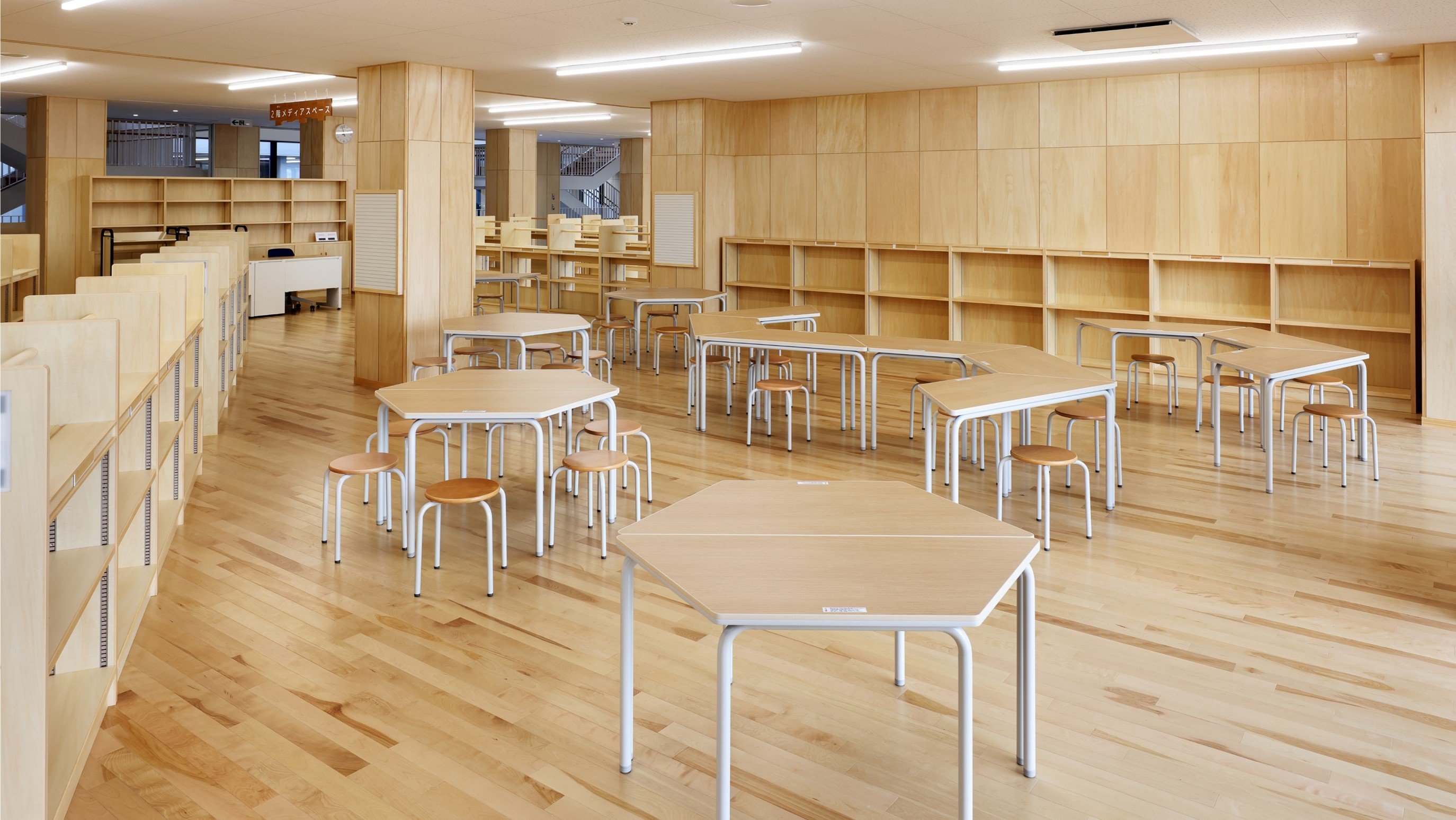 <b>	メディアセンター</b>校舎中心部に2Fと3Fの2層にわたって整備。学年を超えた交流や探究学習を促進するため、開放的な設計がされており、調べ学習やグループ活動に適したスペースが確保されています。