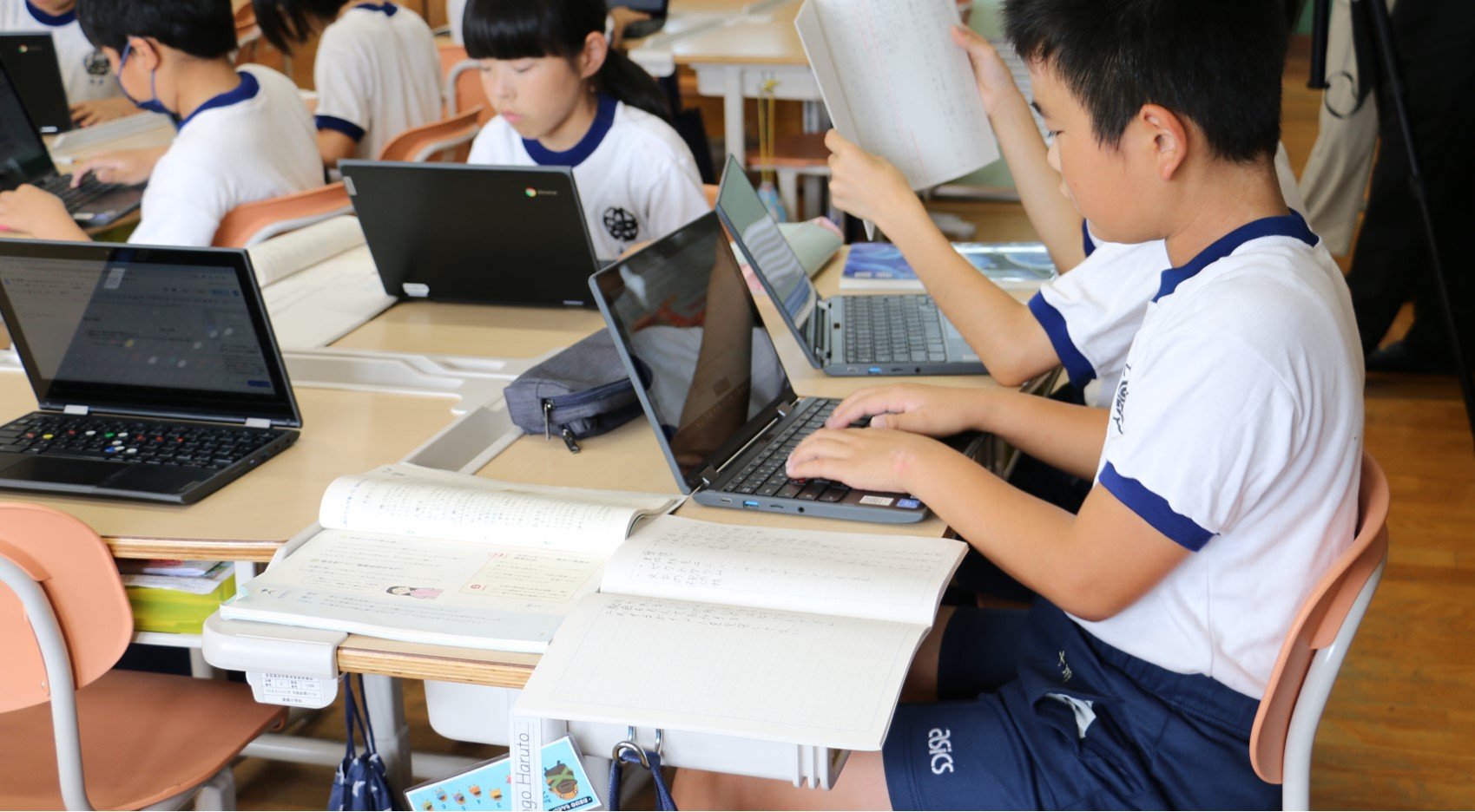 広島県安芸高田市立愛郷小学校】児童用机・イスが1人1台端末対応と