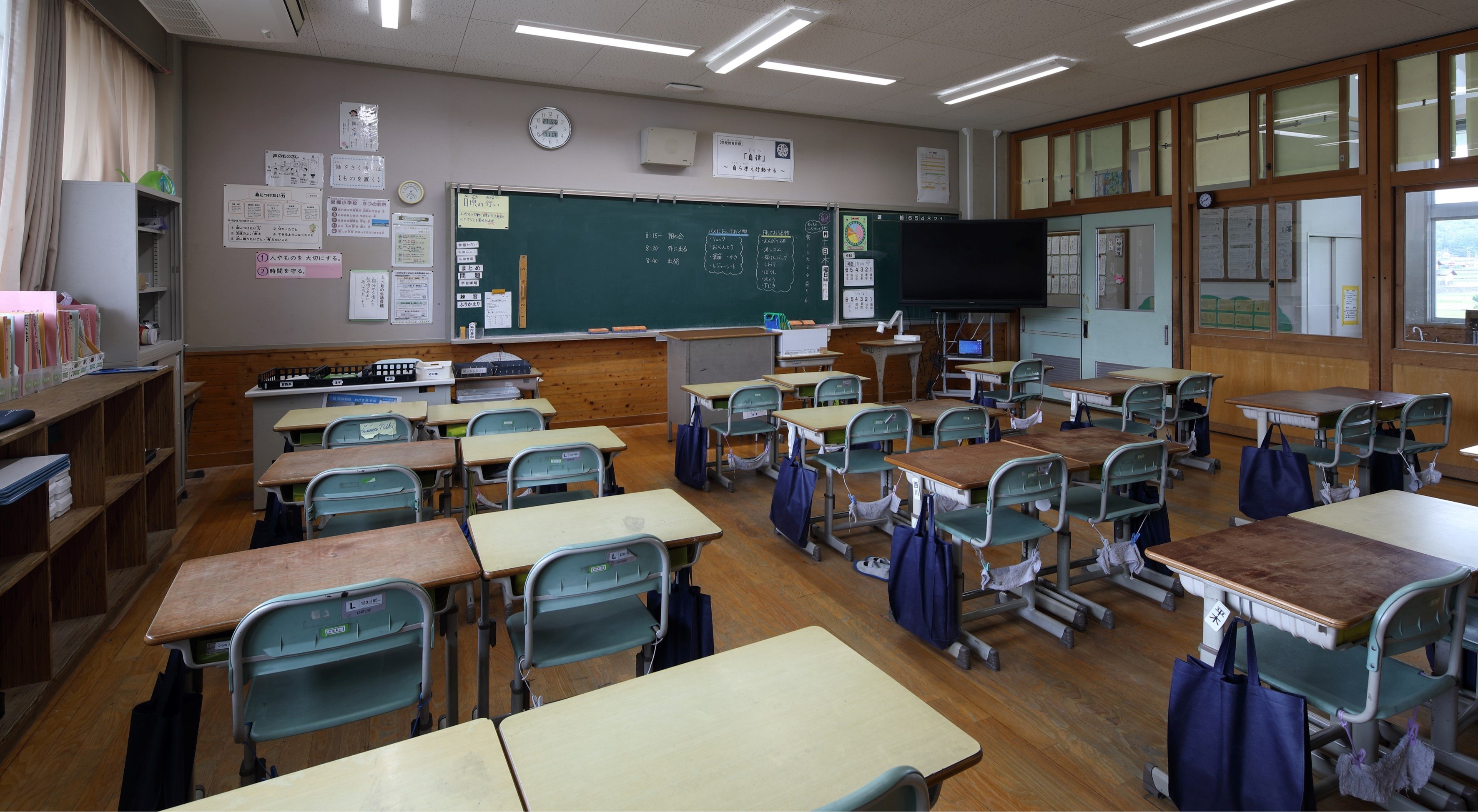 広島県安芸高田市立愛郷小学校】児童用机・イスが1人1台端末対応と