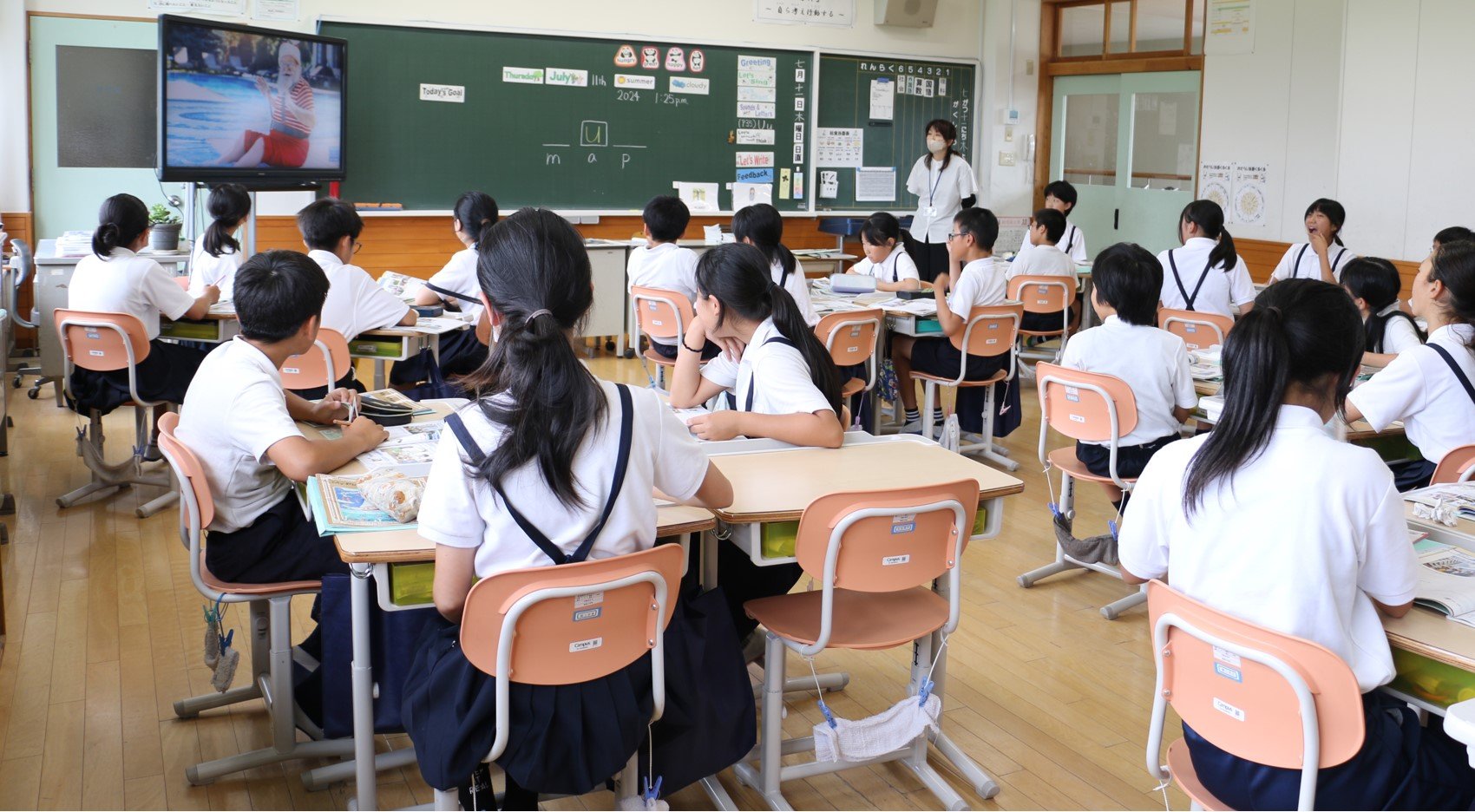 広島県安芸高田市立愛郷小学校】児童用机・イスが1人1台端末対応と