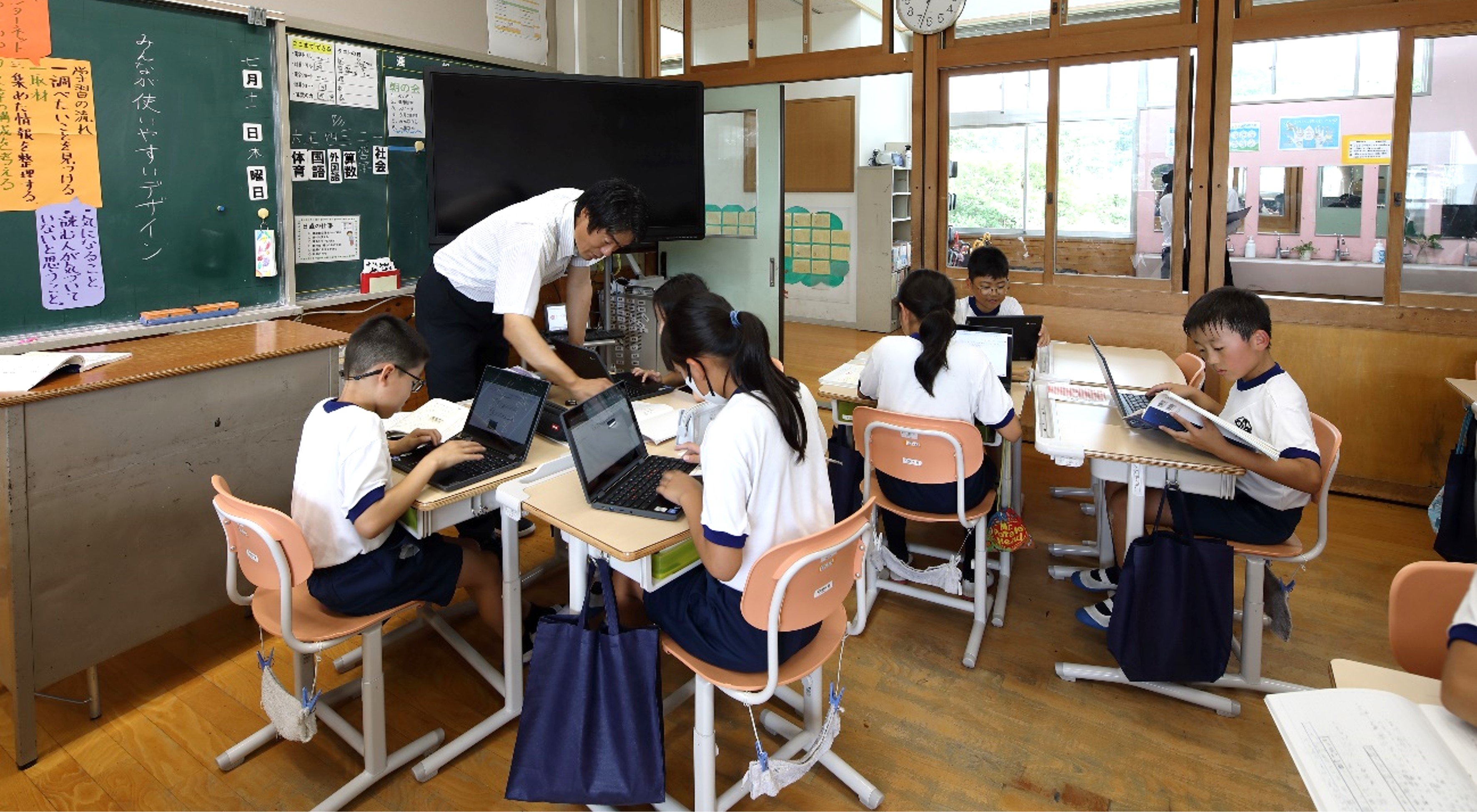 広島県安芸高田市立愛郷小学校】児童用机・イスが1人1台端末対応と