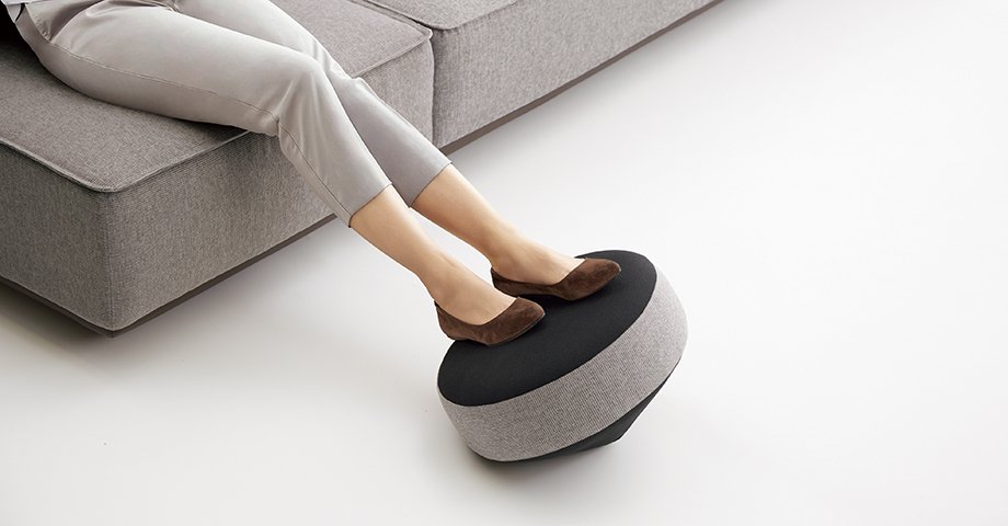 ゆとりのある姿勢をサポートするオットマンと豊かさを感じるデザイン