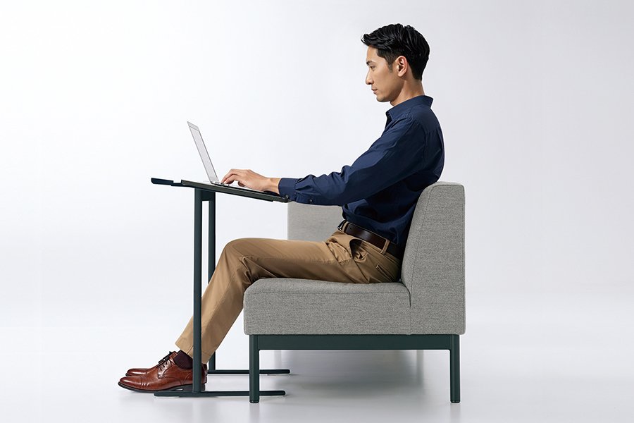 くつろいでも姿勢は崩さない、ワーク仕様に計算された角度