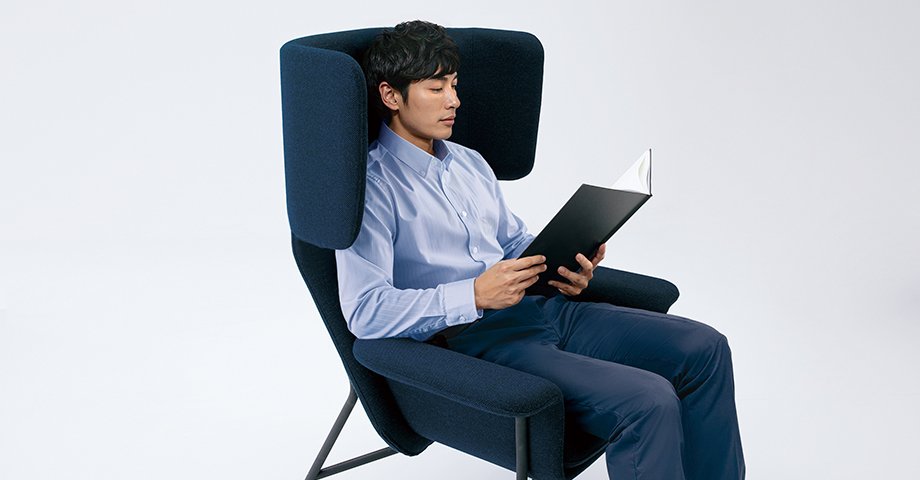 甲骨から頭を起こすシェードと肘形状が、最適なブラウジング姿勢を生み出す