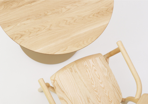 素材感が豊かなデザインとサステナビリティを両立する、こだわりのある空間へ最適なカフェテーブル