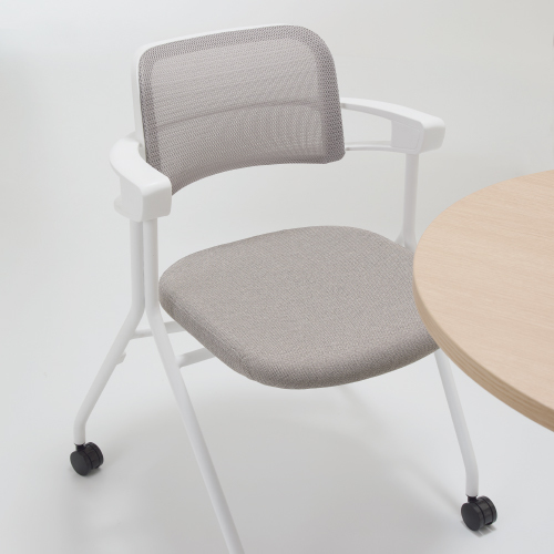 ミーティングエリアに最適な機能とサイズ感