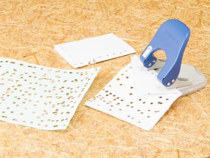 穴あけパンチで穴を開ける コクヨのmana Biz